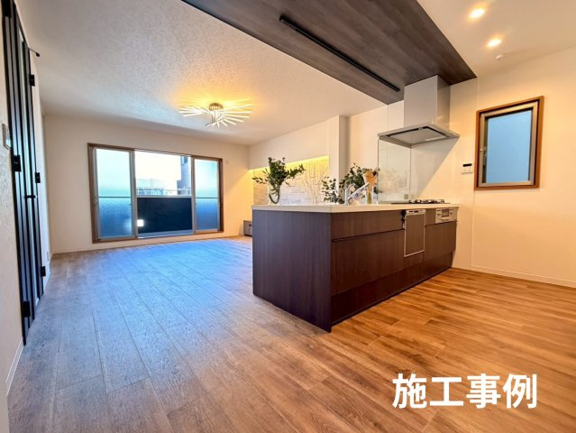 3階建戸建の施工事例　家族の顔が見える人気の対面式キッチンです。あえて手付かずの状態なので、床の色や壁紙など、ご家族の理想の空間を自分たちで一からデザインできるワクワク感が味わえます！