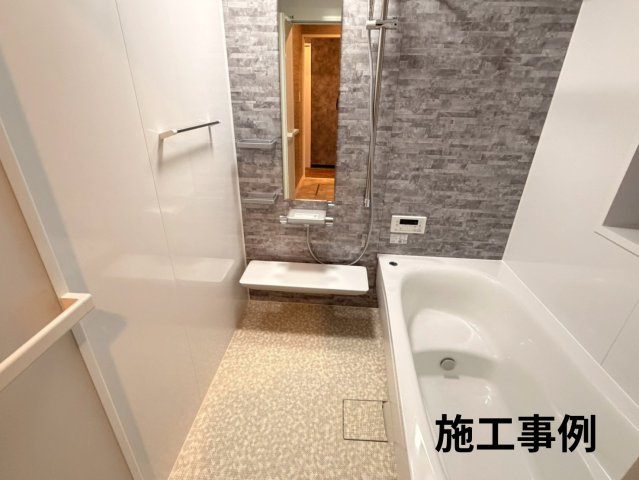 3階建戸建の施工事例　浴室は窓付きで乾燥しやすく清潔に保たれます。サイズも戸建てサイズで広いのでお子様と一緒に入ったりゆっくり疲れをとる快適な浴室です。