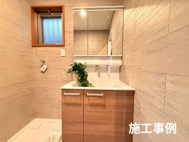 3階建戸建の施工事例　脱衣所部分も広く洗面台と洗濯機を並べて設置できるスペースがあります。　横幅が広いと朝の利用時間がかぶるタイミングでも快適に準備を進めることができます。