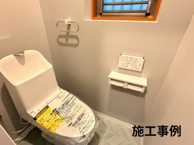 3階建戸建の施工事例　トイレは1階2階と2箇所あるため、1階のトイレはお子様が急にいきたくなった場合などタイミングで重宝されます。1階はゲストルームとして利用する場合も1階にあると便利です。