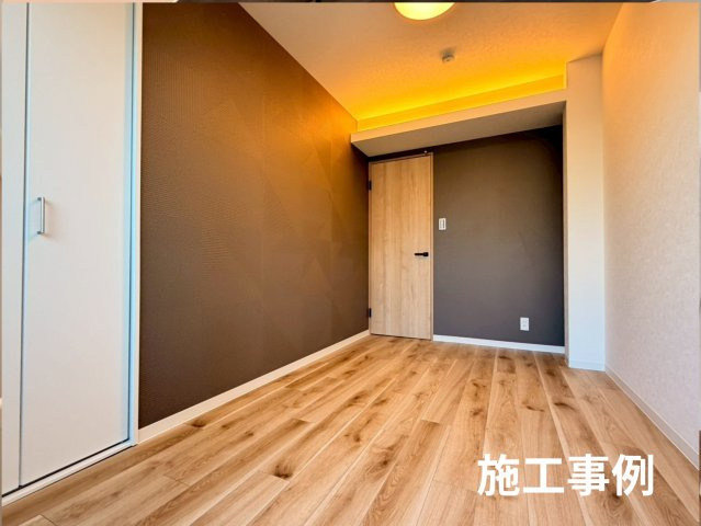 3階建戸建ての施工事例　収納力のあるクローゼット付きの洋室です。寝室や子供部屋、書斎など使い方は自由自在！壁紙や床を新調するだけで、心地よいプライベート空間に生まれ変わります。お好きなテイストに！