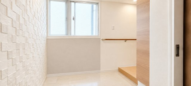 玄関ホールはゆとりがあり、ベビーカーもおける広さで、壁面にエコカラットが貼られています。窓は一部二重サッシを採用しており、断熱性を高めています※画像はAI加工で家具・小物を消去しています。