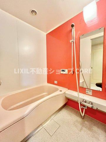 ゆったり入れる一坪バス。足を伸ばして入れるサイズは一日の疲れを癒すのに嬉しい広さですね。　