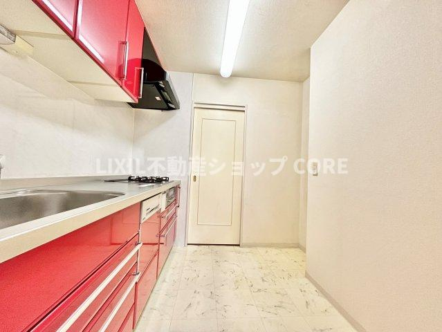 カウンター下部には豊富な収納を設置しスペースを有効活用しております。充実したキッチンです。　
