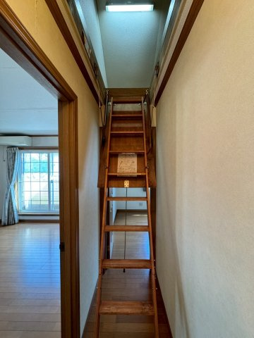 季節物や趣味の道具をまとめて収納できる小屋裏スペース。荷物を上に逃がすことで、リビングを常に美しく保てます。自分だけの秘密基地のような、遊び心をくすぐるプラスαの空間です。