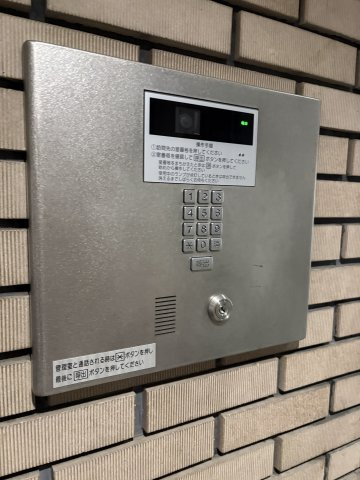 エントランスにはオートロックがあります。
