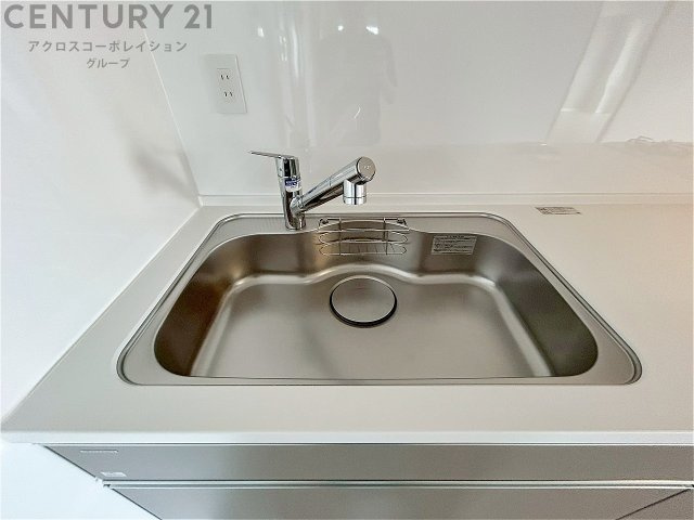 大きなシンクでお鍋などの大きな調理器具を洗う際にも便利です。　
