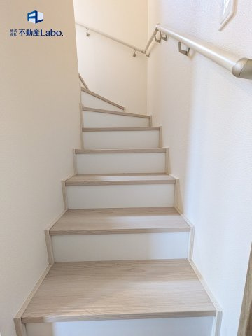 ●階段●　階段には手すりが付いており、小さなお子様から高齢の方まで上り下りしやすくなっております。