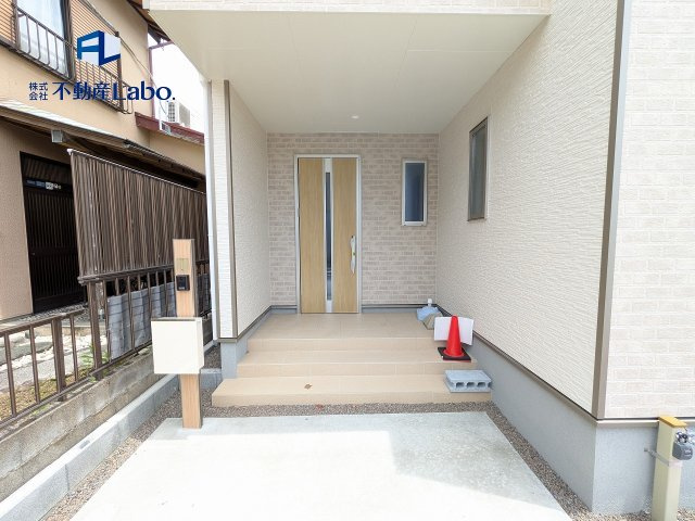 ●玄関ポーチ●　雨の日に玄関前で鍵を探すのも安心な屋根付き玄関♪ポストもポーチ脇にありますので、濡れずに確認もできます♪