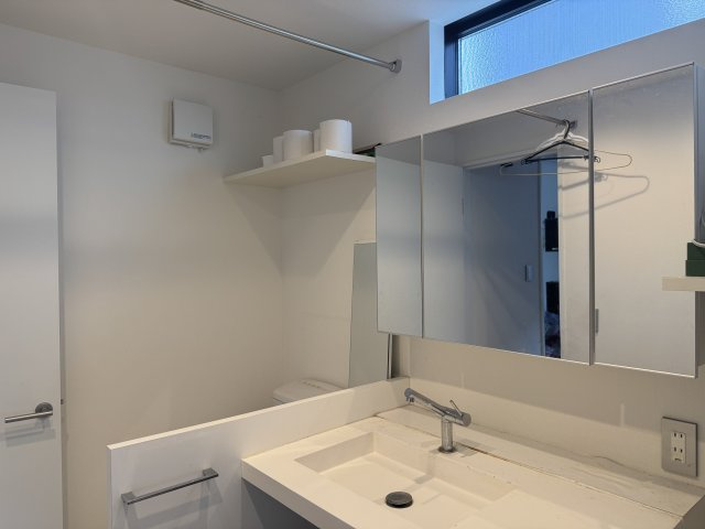 洗面所はアメリカンセパレートタイプです。　1階のトイレと併用できます。
