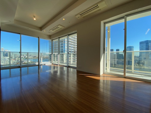 （空室時の写真）晴れた日のBLUEカラーは窓が多いお部屋ですと本当に明るく澄んで見えます。また、インテリアにもいろいろこだわれる点も角住戸の面白さと言えます。