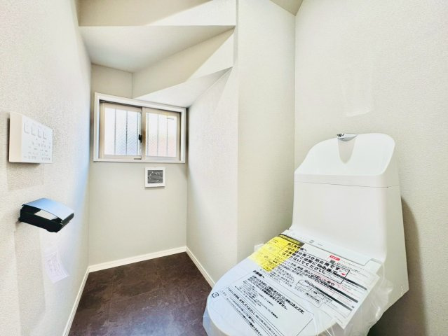 温水洗浄便座のリモコン操作で快適。細部の設備が“暮らしやすさ”を支えます。