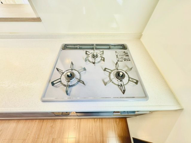 同時調理に便利な3口コンロ。毎日の料理がはかどる、使いやすい設備です。