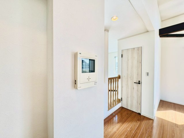 訪問者を室内から確認でき、日常の安心感を高める設備です