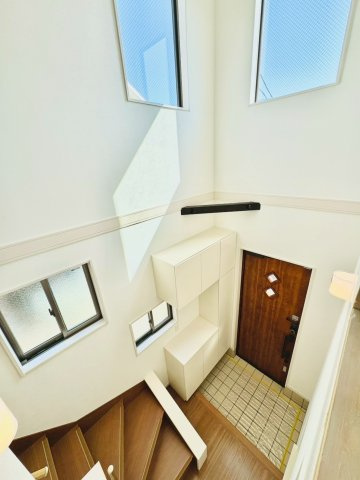 吹抜け玄関に高窓から光が差し込む設計。帰宅した瞬間から“明るい家”を実感できます。