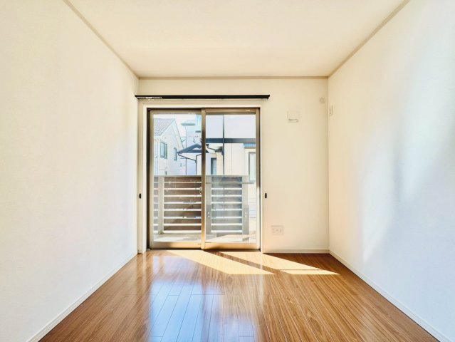 大きな開口で明るさを確保。家具配置もしやすい“整う”居室空間です。