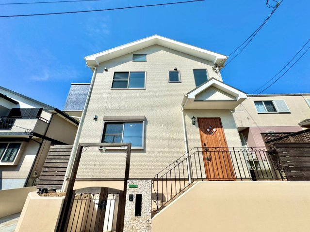 落ち着いた住環境に馴染む、親しみやすい佇まいの戸建て外観です