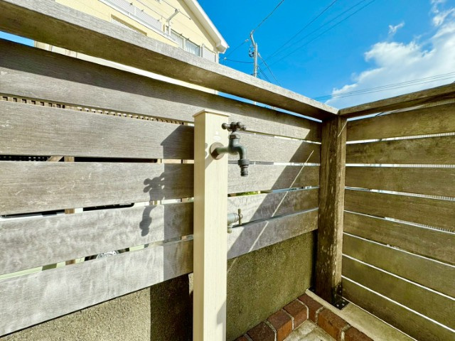 玄関横にある屋外水栓、多くの用途で利用可能です