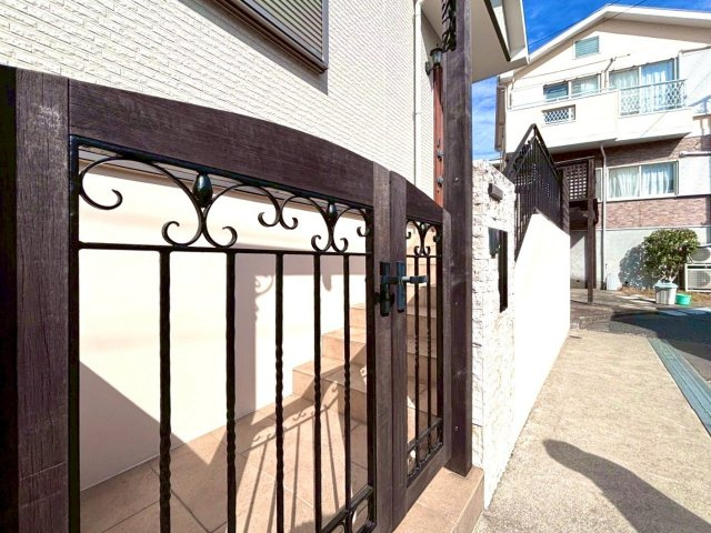 低層住宅が並ぶ住環境に馴染む、安心感ある戸建て外観が魅力です