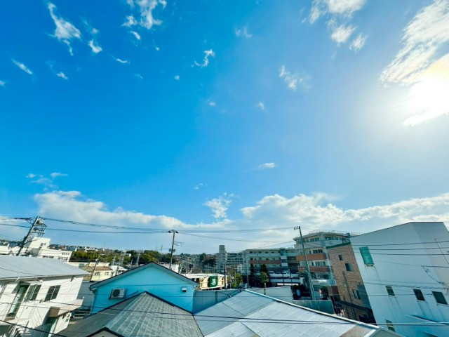 周囲は低層住宅が中心で、空の広がりを感じられる眺望が魅力です