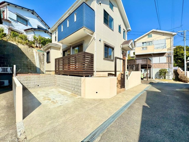 周辺住宅との距離感に配慮された、圧迫感の少ない外観です