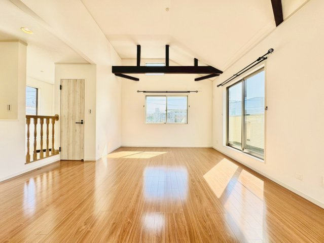 勾配天井×見せ梁が映えるLDK。陽だまりが広がる、開放感のある空間です。