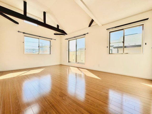 リビングは動線に配慮され、家具配置もしやすいLDK空間が魅力です