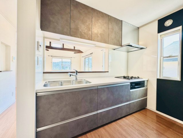 料理時間が楽しくなるスタイリッシュなキッチン。アクセントクロスが空間を引き締めます。