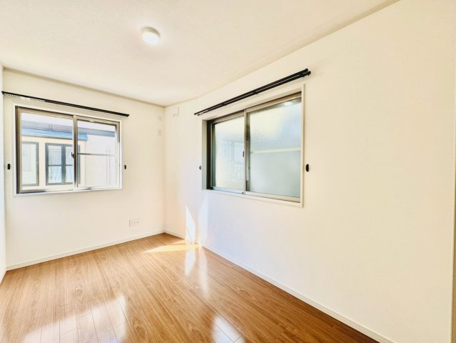 自然光が入りやすく、日中も明るさを感じられる洋室です