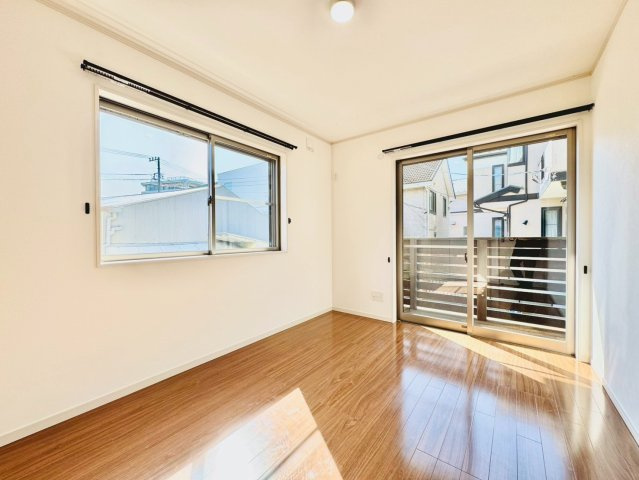 寝室や書斎など用途に応じて使いやすい、落ち着いた洋室空間です