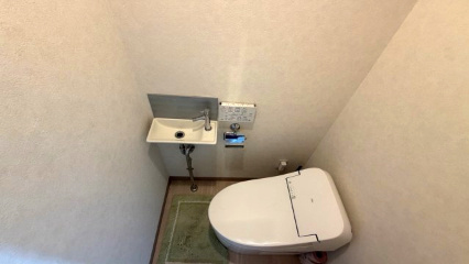 清潔感あふれる快適なトイレ。（室内写真の家具・家電等はAIで消去する加工を行っております。）