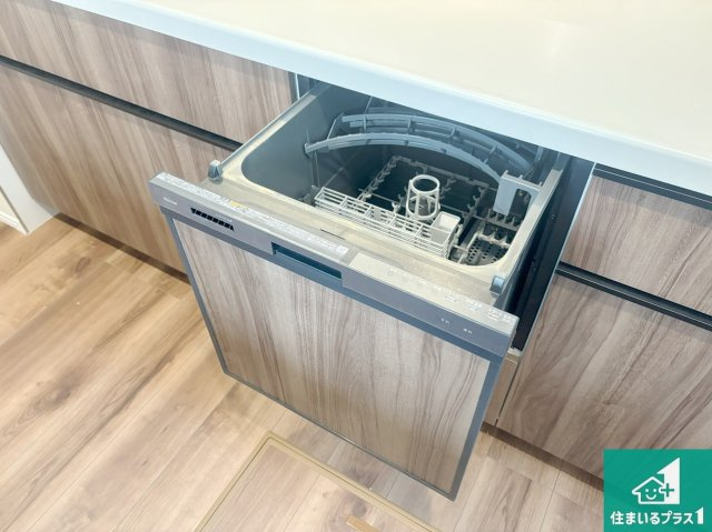 食事後の一仕事、食器洗いをボタン一つでお任せできちゃいます！場所を取らないビルトイン式なので、お料理スペースもしっかり確保！　