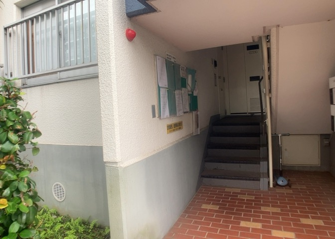 受付はマンションコンシェルジュがいる場合もあれば、管理人が滞在する小部屋を総称して呼ぶことがあります。主にエントランスに設置されていることから、防犯面でも期待ができます。防犯設備がない場合はより安心！