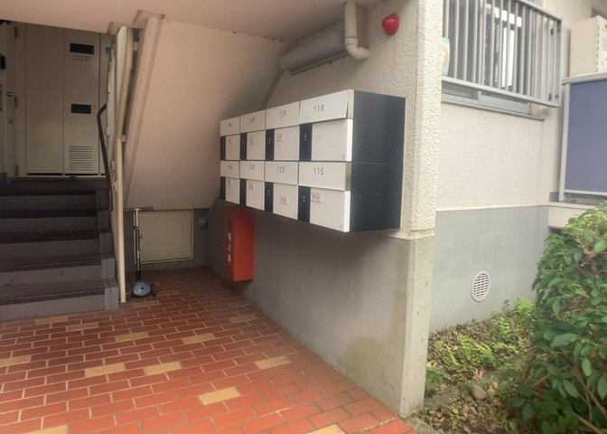エントランス付近に設置されている集合ポストは、住んでいる部屋と離れているため、ポストをあさるなど誰かに何かされていても被害に気づきにくいです。入居する時には他人に特定されにくい番号で鍵をかけましょう！
