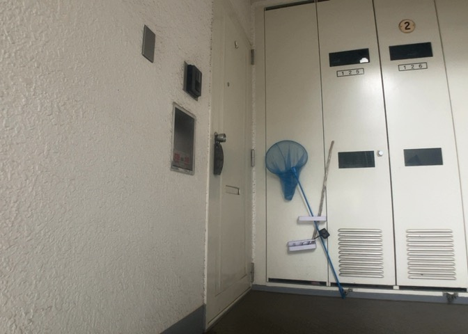 室内の防犯設備もチェックしましょう！モニター付きインターホンが設置されているか、防犯シャッターが設備されているか、ベランダに人が上がってきにくい高さかなどチェックしておくと入居後も安心できるでしょう。