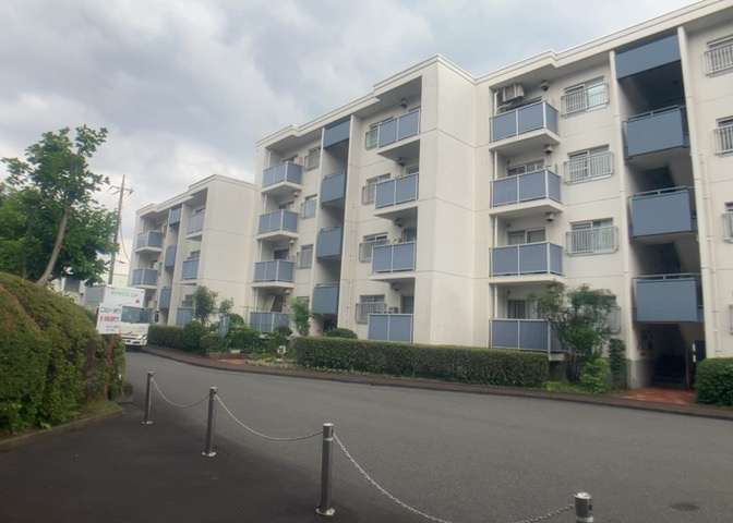 道幅が広い場所は日当たりや風通が良好です。幅が広いのですれ違いも可能ですし大きな車でも駐車可能！一方で、大型車が通ることも多くなるため交通量の増加により騒音に繋がります。また土地の値段が高くなります。