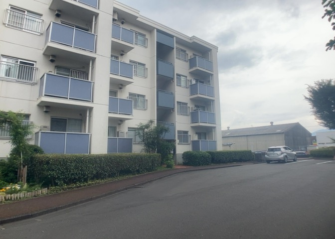 ＲＣ造、Reinforced　Concreteは直訳すると補強されたコンクリートです。主に柱や梁・床・壁が鉄筋とコンクリートで構成おり、鉄筋を組んだ型枠にコンクリートを流し込んで固めたものを指します。