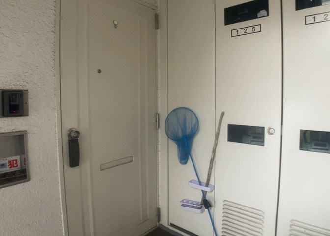玄関は家の顔でもあり、家族以外の目にも止まる場所です。玄関は外との間を仕切る扉、靴などをしまっておく収納スペース、靴脱ぎのたたきスペース、来客とのやり取りをするドアホンなど複数のアイテムからなります。