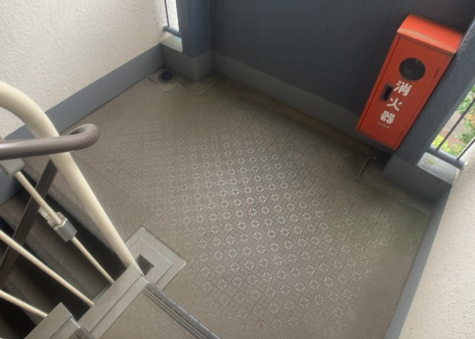 共用部分は、一棟の建物に住む区分所有者全員が共同で所有するとし、共用部分の管理、補修などは、区分所有者で形成される管理組合が行います。個人の判断で勝手に変更することはできませんので覚えておきましょう。