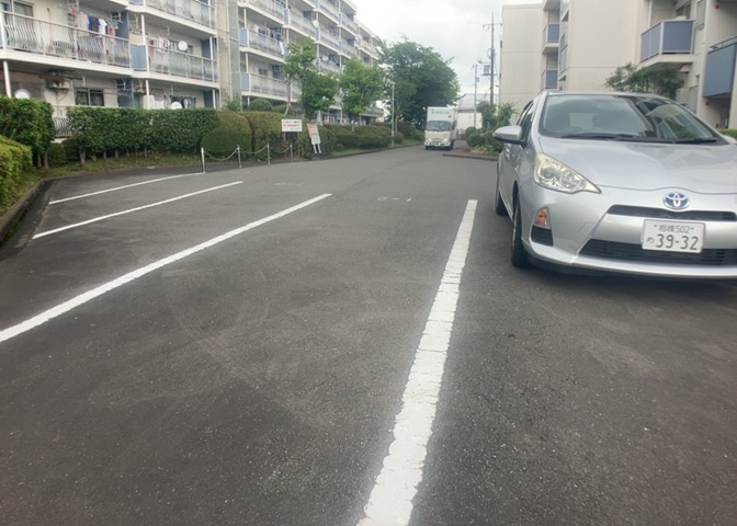 車一台あたりに必要なスペースは、標準サイズの普通自動車で横幅2m50cm、長さ5mは必要になります。ただし、乗降のことも考慮して横幅3m30cm、長さ5m50cmほどは確保できるところを選びましょう。
