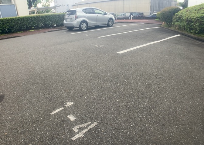 駐車場と明記されていても、最小スペースでつくられた駐車場だと大型車は駐車できなかったり、出入りしにくくなったりする可能性があります。お車のサイズと購入したい物件の駐車場のサイズを現地で確認しましょう。