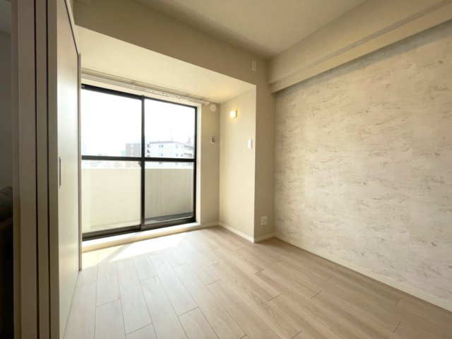 LD横の洋室は、扉を開けて解放感ある空間に。　