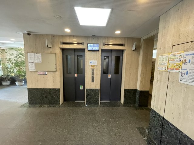 重たい荷物を持っていても、エレベーターがあれば安心です。　
