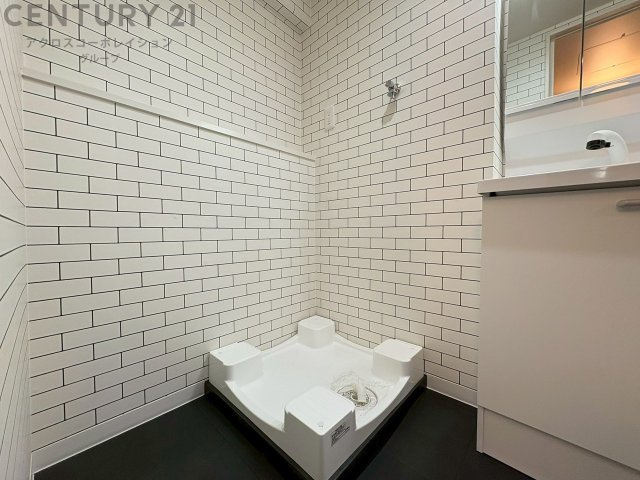 洗濯物の仕分け作業がしやすく、整理整頓が容易になります。洗濯音や湿気を他の部屋に持ち込まず、生活環境を快適に保ちます。上部を活用すれば収納スペースを確保でき洗剤や洗濯用品の整理もしやすくなります。