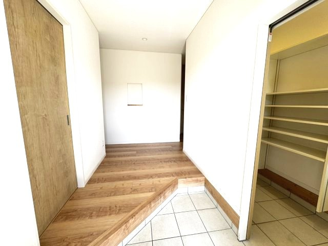 シューズクローゼット付きで広々明るい玄関です。シューズ以外にもたっぷりの収納が可能です♪
