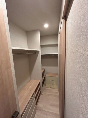 北側約7.0帖のお部屋に繋がるマルチクローゼット。