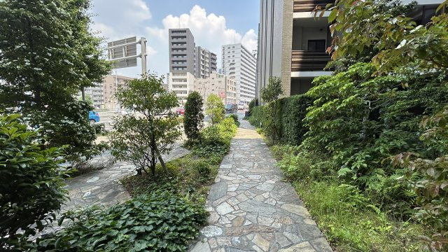 マンションエントランス付近