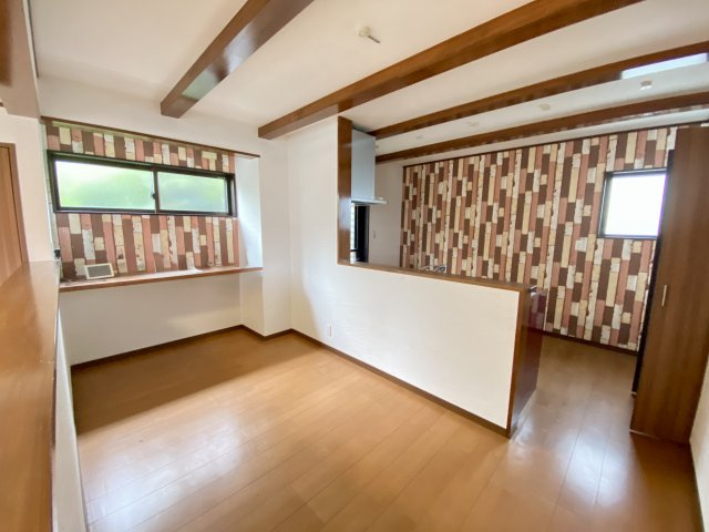 アクセントクロスと梁のデザインが調和した、温かみあるダイニング空間です。キッチンとの距離も近く、配膳や片付けがしやすい動線が魅力。カウンターは小物を飾ったり、ワークスペースとして使うこともできます。