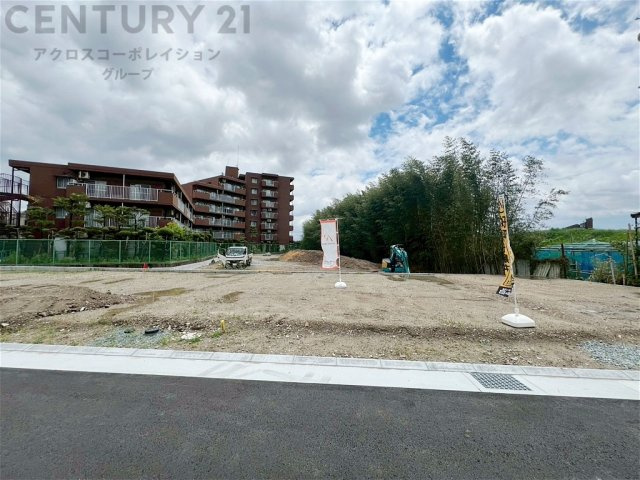 【現地のご紹介】　全9区画の分譲現場です。　土地売り区画、新築分譲区画とご用意しております。　9月完成につき現地と合わせて、モデルハウスの見学が可能です。　お気軽にお問合せください。