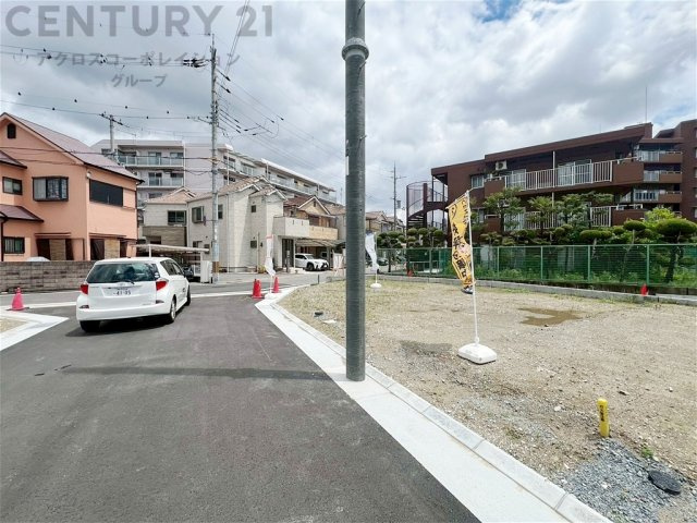 【現地のご紹介】　全9区画の分譲現場です。　土地売り区画、新築分譲区画とご用意しております。　9月完成につき現地と合わせて、モデルハウスの見学が可能です。　お気軽にお問合せください。